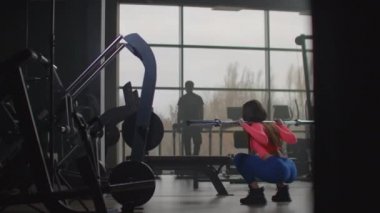Sporcu kadın spor salonundaki yarışmalara hazırlanıyor.