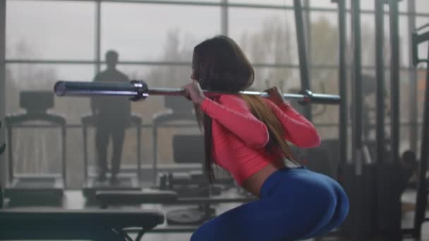 헬스클럽에서 날씬 한 몸을 위해 아침 운동을 한다 — 비디오