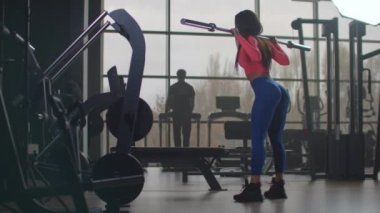 Bayan öğrenci fitness merkezinde yarışmalara hazırlanıyor.