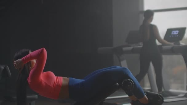 Ćwiczenia mięśni brzucha na siłowni od osobistego trenera — Wideo stockowe