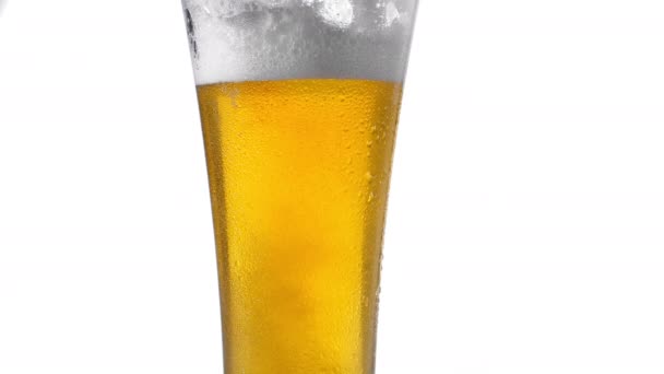 ガラスの泡ビールと泡の背景色を閉じます,低角度側のビュー,スローモーション. — ストック動画