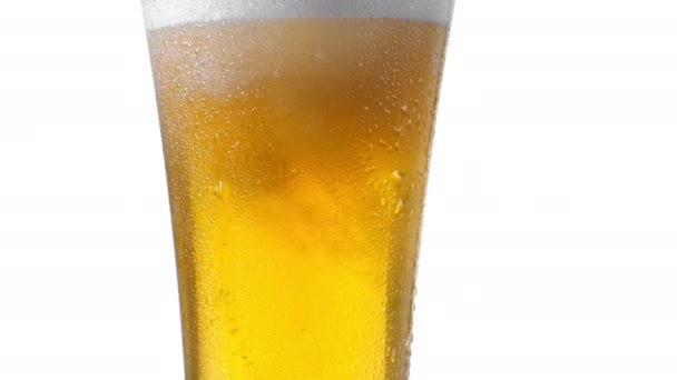 Verter cerveza amarilla sobre fondo blanco. Barm, bebida fresca burbuja, alcohol dorado espumoso . — Vídeo de stock