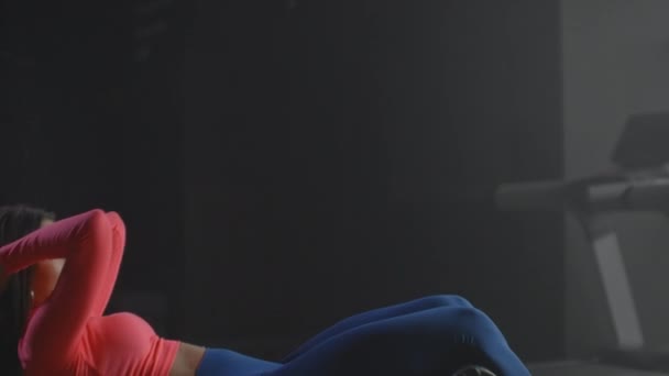 Die Frau macht Bauchmuskeltraining im Fitnessstudio — Stockvideo