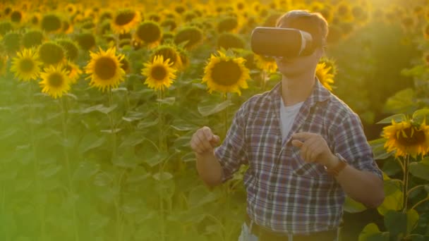Genç çiftçi VR gözlükleriyle çalışıyor. — Stok video