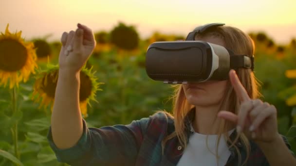 Το κορίτσι αγρότης διευθυντής εργάζεται σε VR γυαλιά το καλοκαίρι το βράδυ στη φύση — Αρχείο Βίντεο