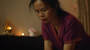 Tayland Masözü spa salonundaki kadına masaj yapıyor. Tayland masajı yaptıran Asyalı güzel kadın spa 'da masaj yaptırıyor. Çok rahat. Güzellik Tayland Masaj Konsepti
