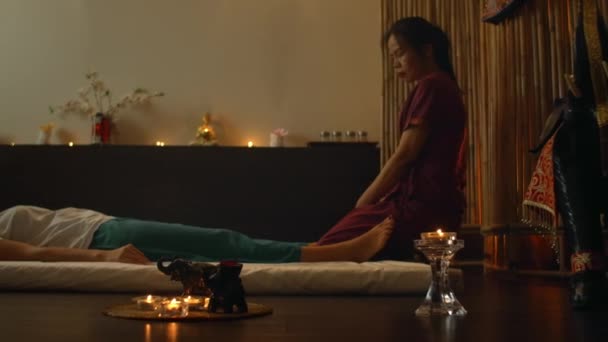 Spa y masaje: masaje tailandés y spa para la curación y relajación — Vídeos de Stock