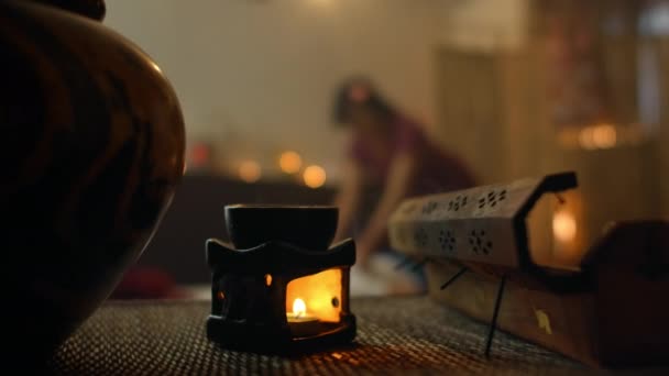 Masajista tailandesa haciendo masajes para mujer en el salón de spa. Mujer hermosa asiática recibiendo masaje tailandés a base de hierbas masaje de compresión en spa.She es muy relajado. Belleza tailandés concepto de masaje — Vídeos de Stock