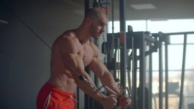 Çalışma dışarı kilo kas ve pozlar fitness ve vücut geliştirme kavramı pompalama spor eğitim acımasız yakışıklı beyaz vücut geliştirmeci