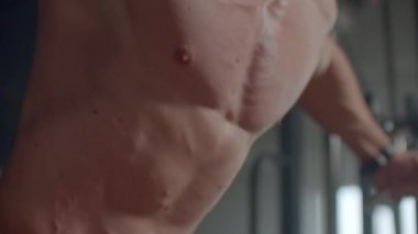 Genç erkek spor salonunda kablo çapraz egzersizi yapıyor, göğüs egzersizi, ağırlık kaldırma. Stok görüntüleri