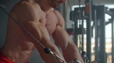Kafkasyalı yakışıklı fitness adamları diyet eğitimi alıyor göğüs pompalıyorlar. Kafkas yakışıklı fitness adamı diyet antrenmanında göğüs şişiriyor.