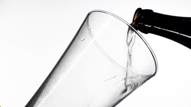 Il processo di versare la birra nel bicchiere. sfondo arancione brillante — Video Stock