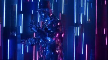 Cam bir takım elbiseyle neon ışıkta dans eden bir adam. Parlak parlak gümüş takım elbise ve mavi neon ışık. Yeni yıl partisi.