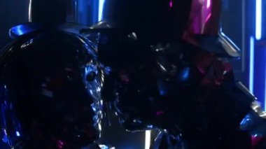Neon ışıklı çift metalik parlak çift birlikte dans ediyor. Modern cam insanlar, gösteriler neon mavisi pembe ışıkla gösteriliyor. Komik bir dans. Kulüp için müzik ekran koruyucusu.