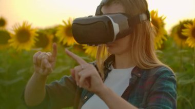 Kız öğrenci gün batımında VR gözlükleriyle çalışıyor.