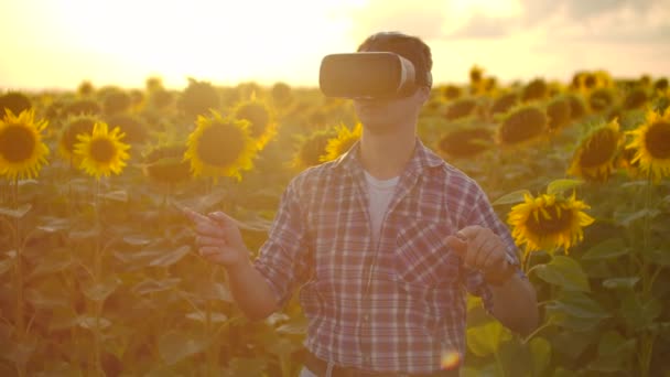 O jovem jogador está trabalhando em óculos VR — Vídeo de Stock