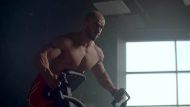Trening siłowy najszerszych mięśni pleców. Bodybuilder prowadzi trening z ciężarkami — Wideo stockowe
