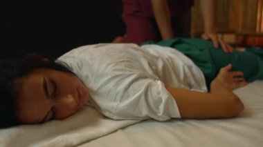 Kafkasyalı bir kadın kaplıcada Tayland masajıyla rahatlıyor. Geleneksel Asyalı kadın sırtında masaj yaparken öldü.