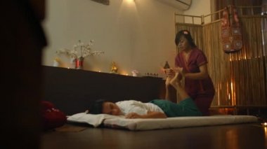 Genç kadın lüks spa ve sağlıklı yaşam merkezi geleneksel Tay masajı acupressure teknikleri tadını çıkarırken yalancılık aşağı.