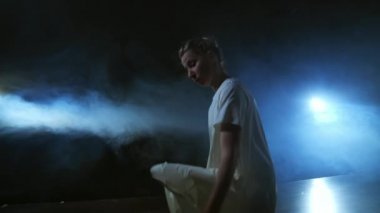 Modern bir balerinin müzikal solo performansından dinamik sahneler. Sahne ışıkları altında yavaş çekimde dans etmek. Dans müzikali. Ay ışığında dramatik bir sahne