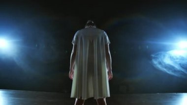 Modern koreografi balerini sahnede yavaş çekimde dans ediyor. Dans müzikali. Ay ışığında dramatik bir sahne