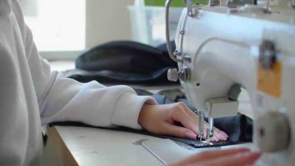一种运动中的缝纫机。 裁剪和缝纫 服装厂。 纺织厂 缝纫工具. — 图库视频影像