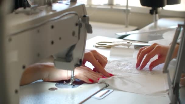 Designer di vestiti fa un contorno di vestiti con un pennarello. mani femminili da vicino . — Video Stock