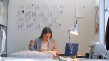 El yapımı elbiseyi kristallerle süsleyin. Terzi özel bir elbise yapıyor.