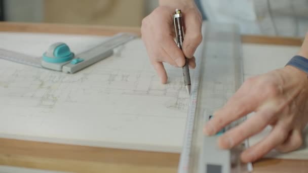 Close up de mãos arquiteto fazendo planta da casa no escritório perto da janela. Conceito: arquitetura, casa de projeto, trabalho em papel . — Vídeo de Stock