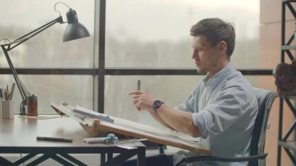 Architectes concepteurs, ingénieur tenant stylo pointant les architectes de l'équipement Sur le bureau avec un plan directeur dans le bureau, Vintage, Sunset light. Gros plan d'un schéma de dessin de dessinateur sur des plans directeurs .