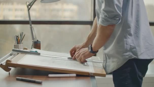 Koncepcja architektów, inżynier trzymający długopis wskazujący architektów sprzętu Na biurku z planem w biurze, Vintage, Sunset Light. Zbliżenie rysownika Rysunek na planach. — Wideo stockowe