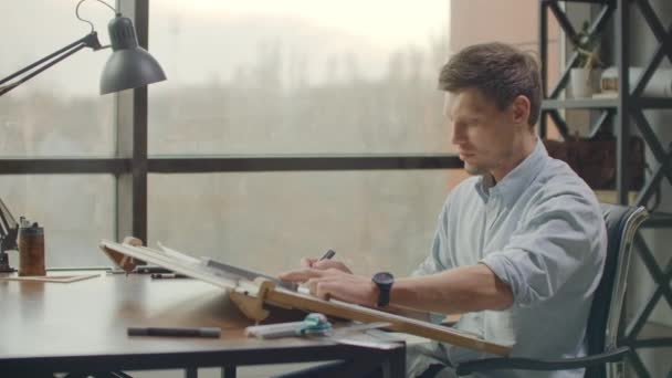 architecte homme Debout travailler avec des plans esquissant un projet de construction sur un bureau en bois à la maison.Conception de construction concept.vintage ton de couleur .