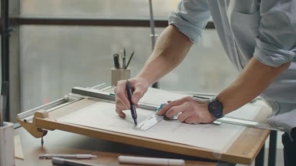 Primer plano de las manos del arquitecto haciendo plano de la casa en la oficina cerca de la ventana. Concepto: arquitectura, casa de planos, papelería . — Vídeo de stock