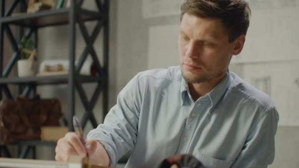 architecte homme Debout travailler avec des plans esquissant un projet de construction sur un bureau en bois à la maison.Conception de construction concept.vintage ton de couleur .