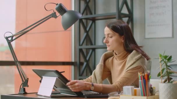 Mujer joven sentada en su escritorio Shes Dibujo, escritura y uso de la pluma con Tablet Computer digital. Manos con pluma . — Vídeos de Stock