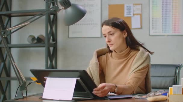 İnteraktif kalem ekranı, dijital tablet ve kalem kullanan kadın grafik tasarımcısı eli. Ofiste. Grafiklerin çalışması — Stok video