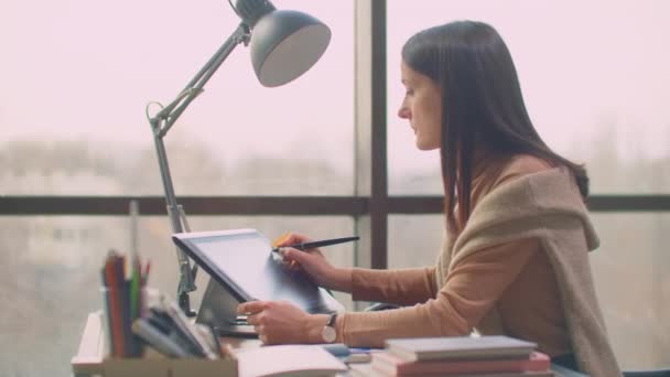 Grafikdesignerin Hand mit interaktivem Federdisplay, digitalem Zeichenbrett und Stift am Computer. im Büro. Bearbeitung von Grafiken — Stockvideo