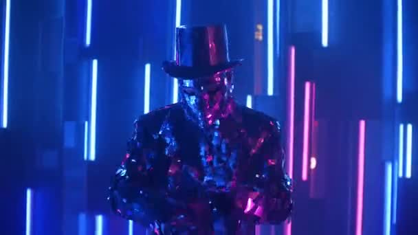 Silberner Mann aus Stahl tanzt im funkelnden Anzug im Licht der Neonwände — Stockvideo