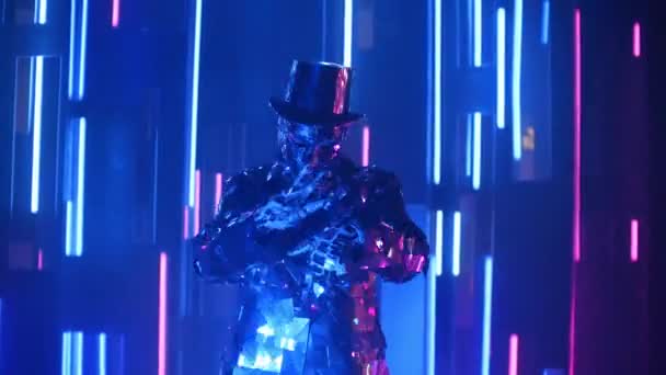 drôle argent homme dansant faisant des mouvements de la main dans néon bleu violet lumière 