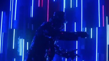 Metalik bir adam çelik bir kadını kement attı. neon dansı
