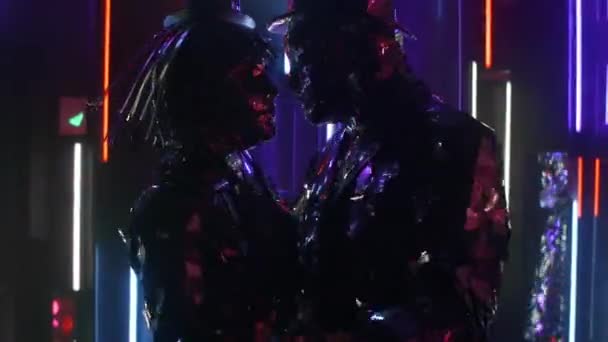 Egy szerető gyémánt pár táncol a neon ultraibolya lámpák fényében. Silver Metallic People Dance Glass People Show — Stock videók