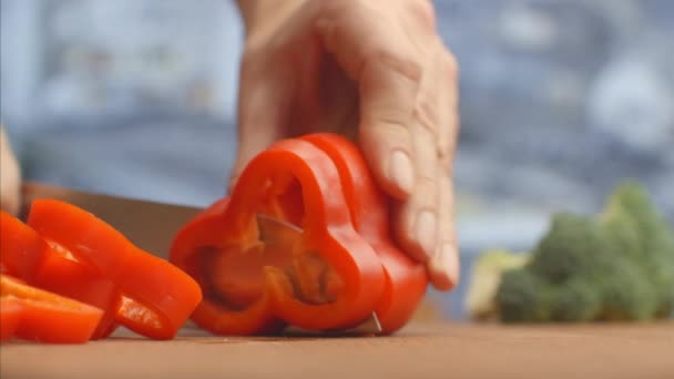 Rode peper gesneden op een houten plank close-up. versnippering — Stockvideo