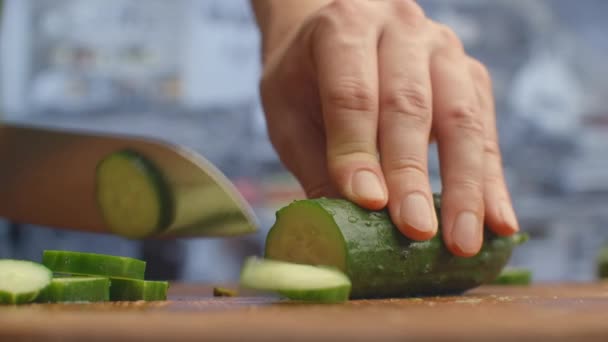 Corte uma faca em uma placa de madeirapepinos closeup na cozinha. trituração . — Vídeo de Stock