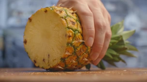 Ananas close-up gesneden op een houten plank. versnippering — Stockvideo