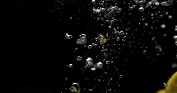 Tiro movimento super lento de cair limão na água — Vídeo de Stock