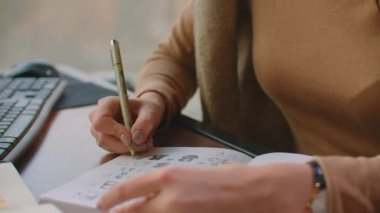 Üzerine fırça ile siyah mürekkep kullanarak yazı tipi Tasarımcısı veya ev Studio proje üzerinde yaratıcı sanatçı serbest meslek sahibi tarafından yazıldığından kelime hat ile beyaz kağıt tuval büyük sayfada göster