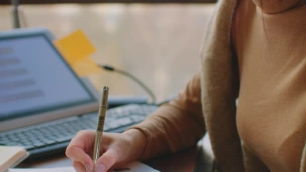 Les mains du calligraphe écrivent des phrases sur du papier blanc. Inscrire des lettres ornementales décorées. Calligraphie, graphisme, lettrage, écriture, concept de création . — Video