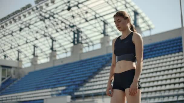 Cámara lenta: Atleta mujer esperando en el bloque de partida en pista de atletismo . — Vídeos de Stock