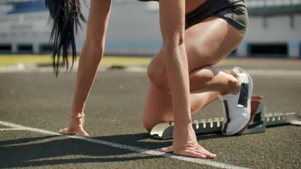 Αργή κίνηση: γυναίκα αθλητής περιμένει για την έναρξη του αγώνα σε 400 μέτρα. κορίτσι αθλητής περιμένει για την έναρξη του αγώνα σε 100 μέτρα κατά τη διάρκεια. Τρέχει στο στάδιο από τα μαξιλάρια στο διάδρομο. — Αρχείο Βίντεο