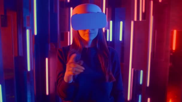 Donna in piedi cercando VR auricolare in luci al neon — Video Stock